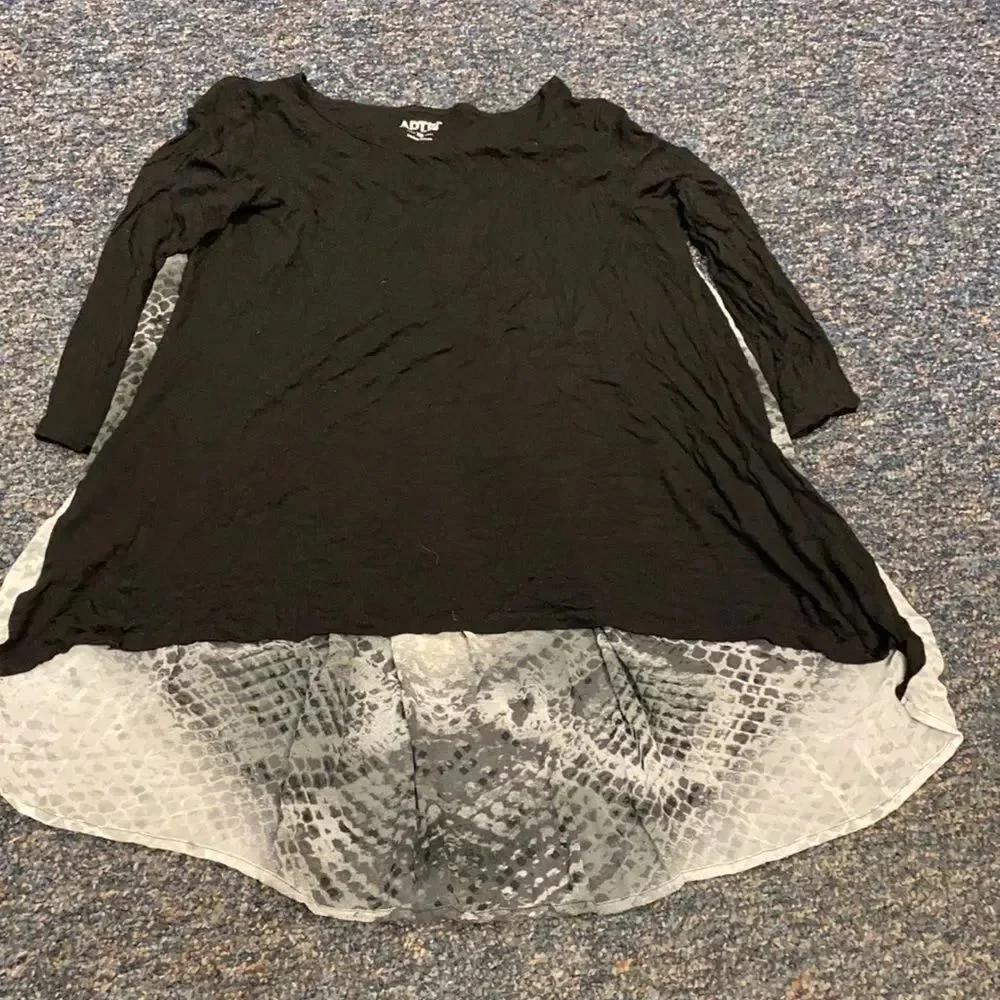 At. 9 High Low Snake Pattern Top sz. XS